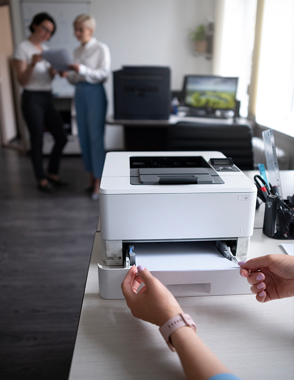 hakkimizda1 - Canon Teknik Servis Ofis yazıcısına kağıt yerleştiren kişi