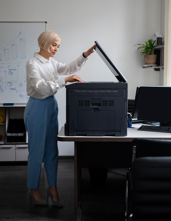 hakkimizda2 - Canon Teknik Servis Ofis yazıcısını kullanan iş kadını
